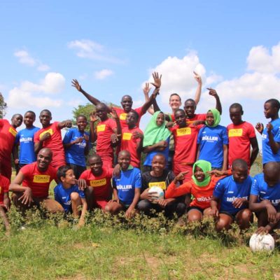 Fußball ohne Grenzen – Tobi Staiger vom VfB Bösingen und Müller-Reisen engagieren sich in Kenia für die Fußball-Jugend